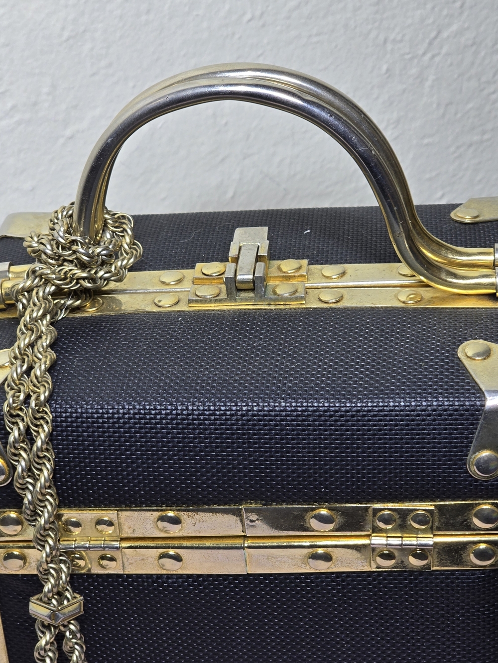 Vintage 1960s Metal Train Vanity Case Box Bag With Metal Tassle Necklace - Picture 2 of 14
